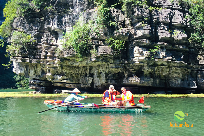 Cruise by sampan in Trang An