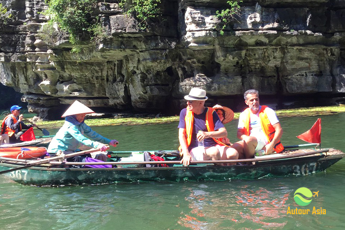 Cruise by sampan in Trang An