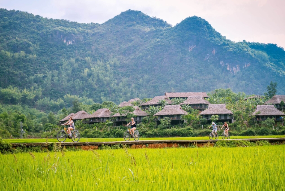 Cycling in villages Mai Chau