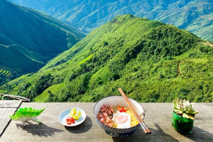 "Million dollar noodle bowl" in Ta Xua