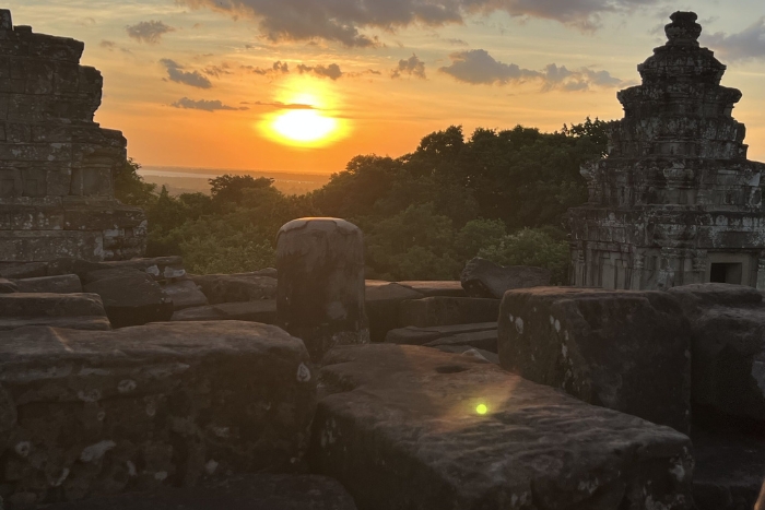 1 week in Cambodia, admire a magnificent sunset from Phnom Bakheng