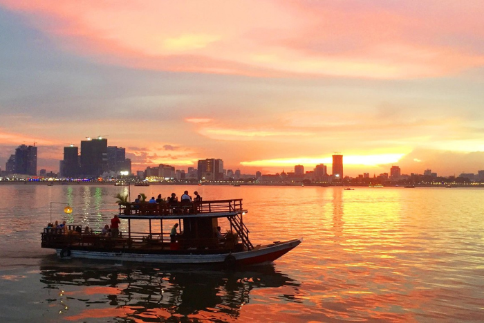 Enjoy a Mekong river cruise to watch the sunset