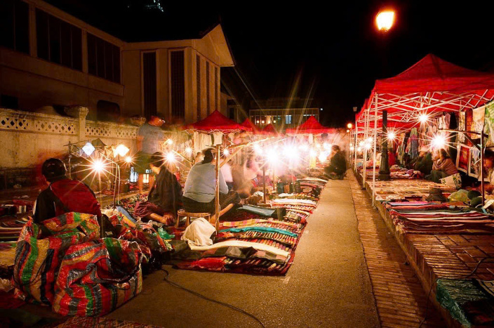 Experience the charm of the Vientiane market at night – a perfect place to shop for unique Laos souvenirs and local crafts!