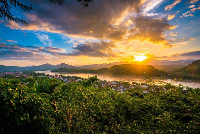 Explore the diverse landscapes and experiences of Laos with this weather in Laos 10 days overview.