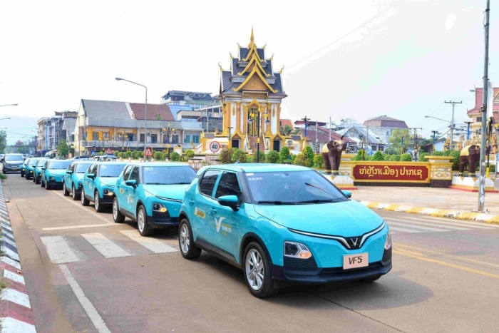 How to get around Champasak Laos? Xanh SM Taxi - electric taxi