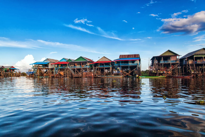 Where to go in Cambodia? Explore Tonlé Sap Lake to admire the romantic landscape