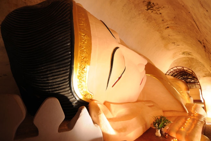 Reclining Buddha image at Manga Pagoda