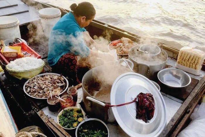 Early mỏning in Cai Rang floating market 