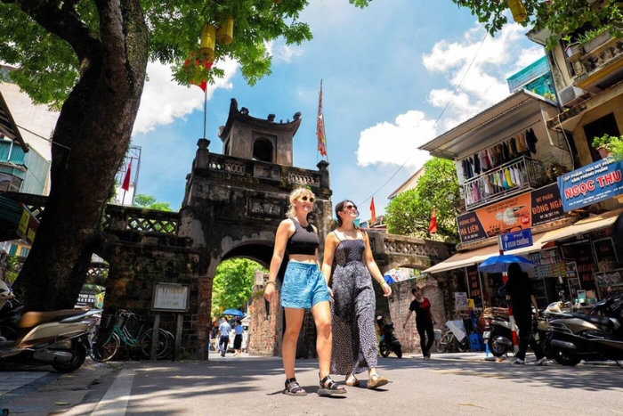 Stroll through via Hanoi Old Quarter