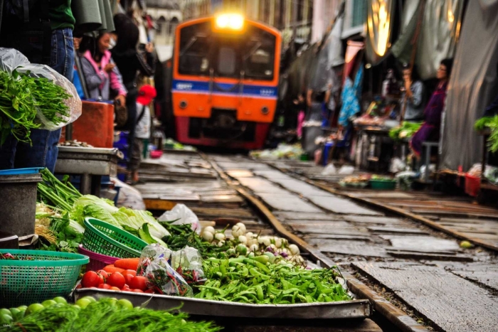 8 Maeklong Market: A fascinating spectacle of life among the trains