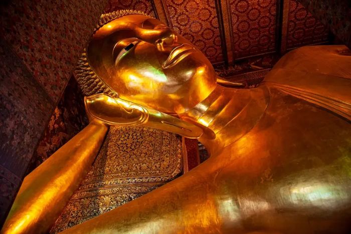 What to discover in Thailand in 15 days? Giant reclining Buddha statue at Wat Pho