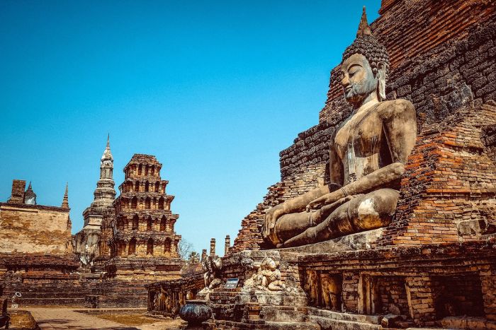 Visit famous Buddhist temples during your 3 weeks in Thailand