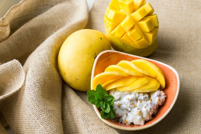 Sticky rice with mango (Khao Niew Mamuang)