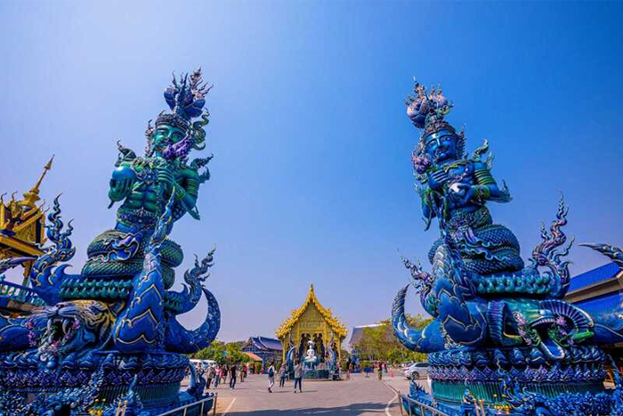 Visit Blue Temple (Wat Rong Suea Ten) in Chiang Rai