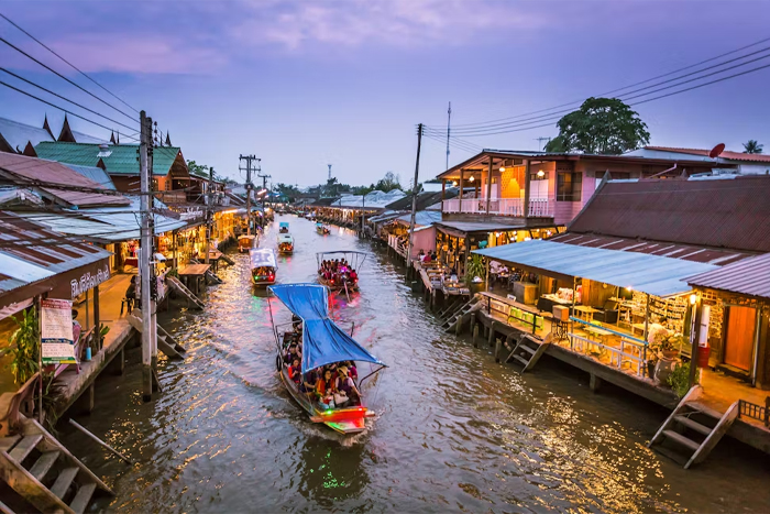 Take a boat ride on the Kok River with family in Chiang Rai