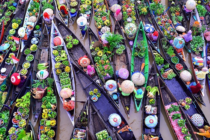 A lively atmosphere at the Cai Rang floating market