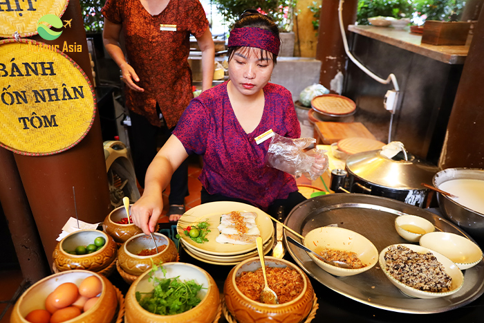 Banh Cuon (Steamed rice flour pancakes)