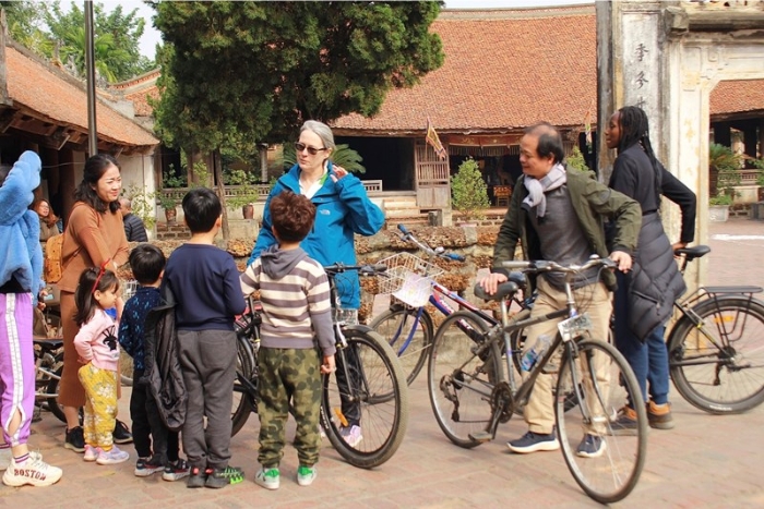 Duong Lam ancient village tour by bicycle 