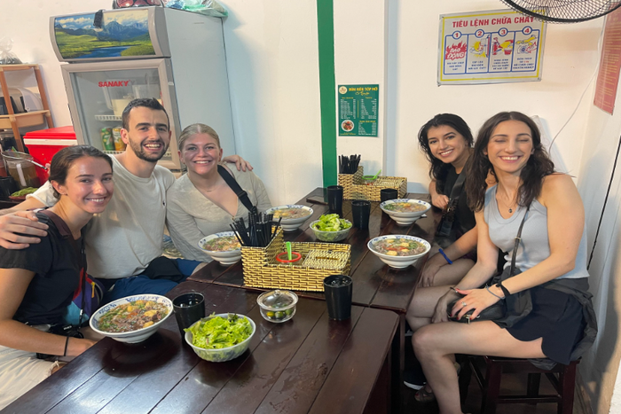 Tourists enjoy street food 