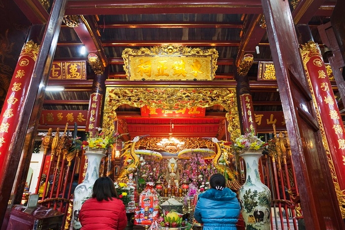 Worship Bach Ma god in Bach Ma temple