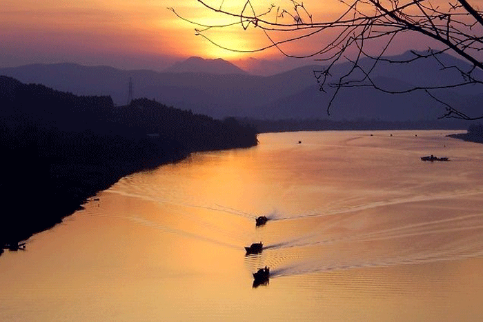 The beauty of Huong river in Hue