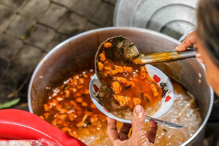 What to eat in Hue? Nam Pho Soup Cake