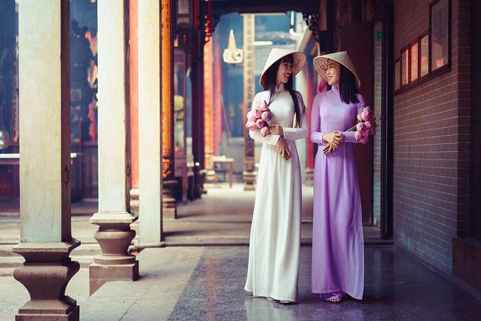 Vietnamese women in Áo Dài Hue