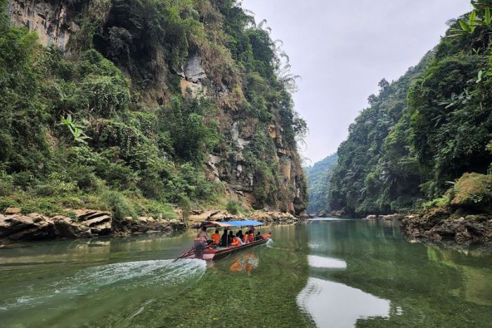 Taking a boat on the Chay River to reach Cao Son Market