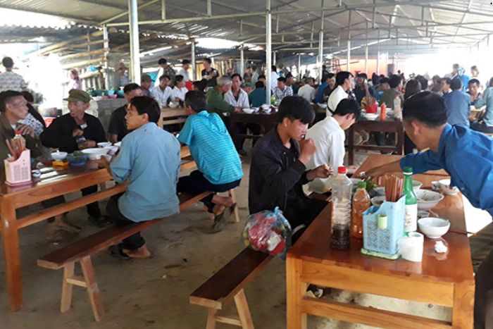 Taste local cuisine at Coc Ly Bac Ha Market