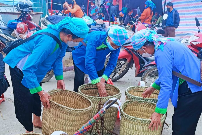 Ethnic Groups at the Châu market in Sapa