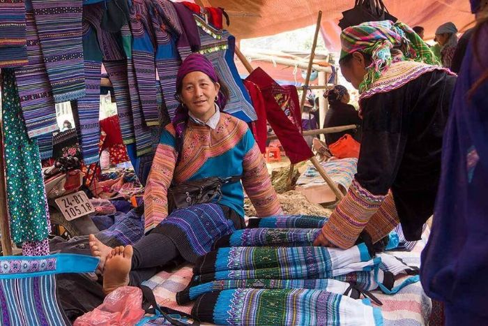 Traditional textile products at Lung Khau Nhin Market