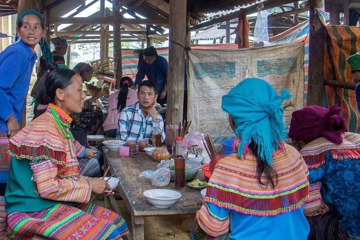 Food corner at Lung Khau Nhin Market