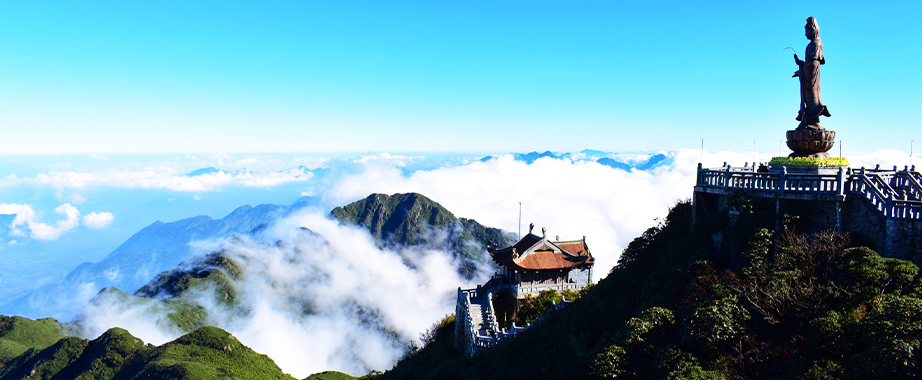 Clouds on top of Fansipan