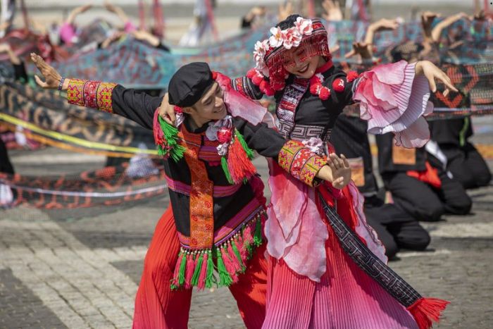 Love songs between couples at the Sapa Love Market