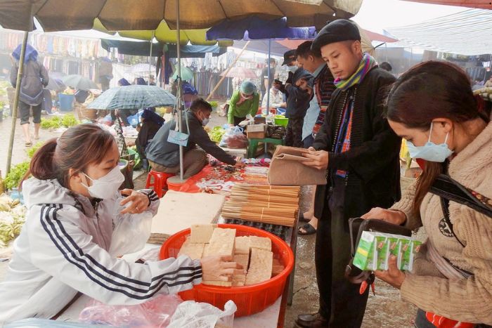 The lively trading atmosphere at the Y Ty market in Sapa