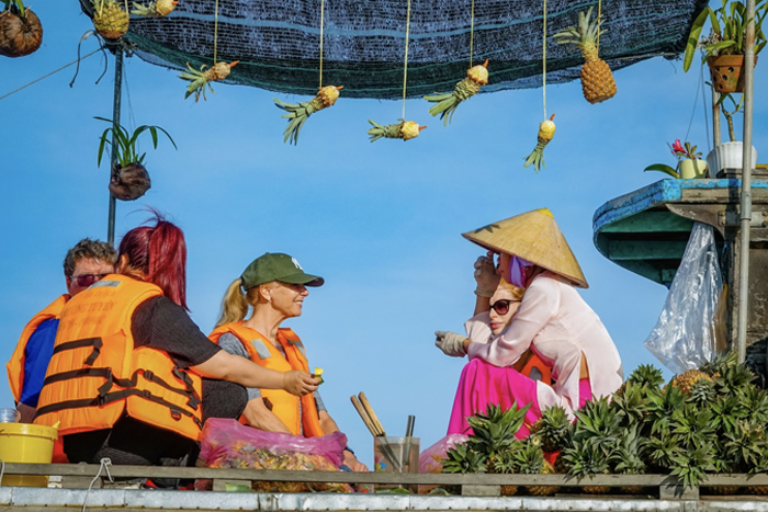 Visiters at Cai Be floating market