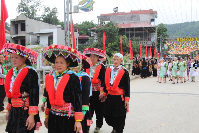 Ethnic groups in colorful traditional costumes head to Bao Lac love market in Cao Bang