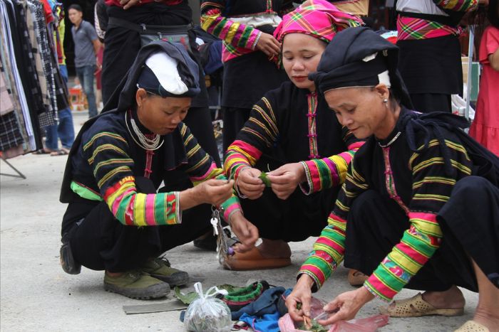 Bao Lac love market in Cao Bang is also the chance for locals to reunite with friends after nearly 5 months