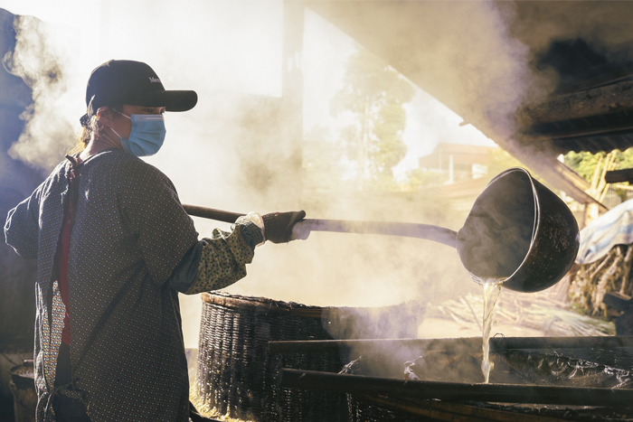 Process of cane sugar production in Bó Tờ village