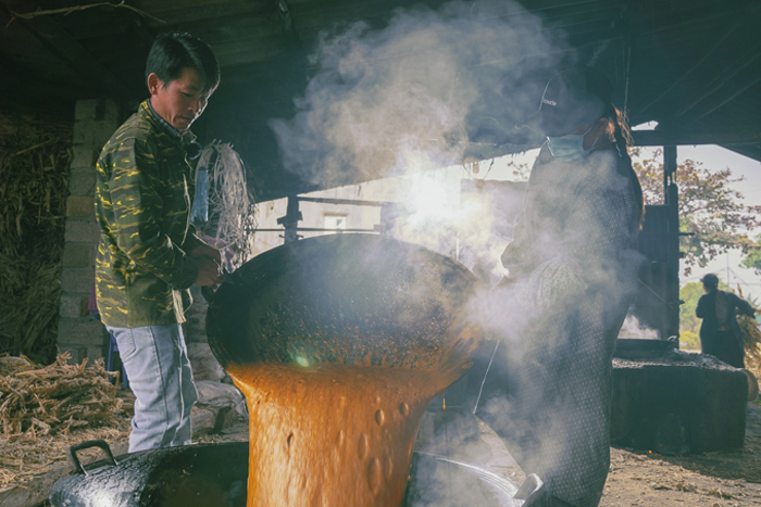 The process of making " đường phên" in Bó Tờ village