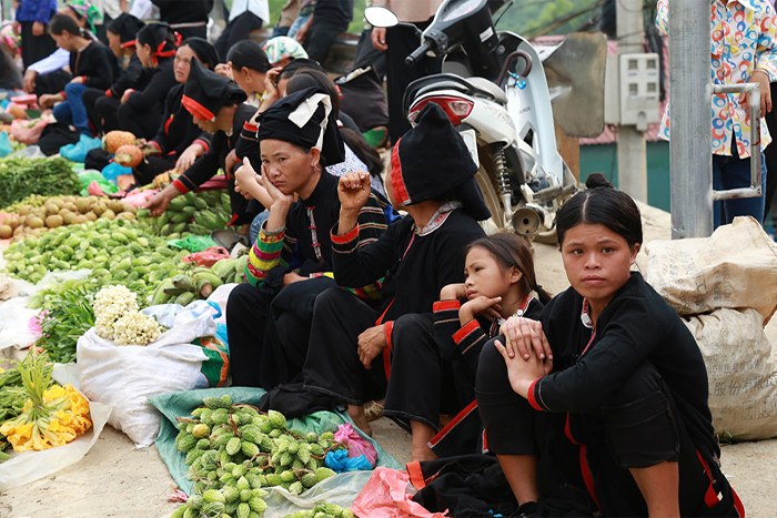 Visit the local markets in Bao Lac Cao Bang