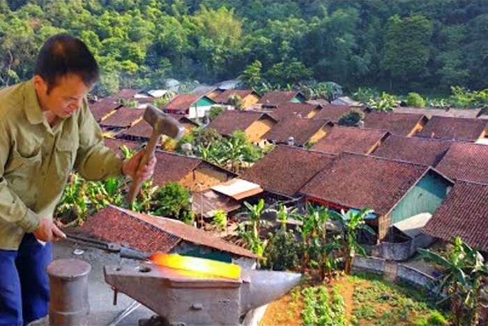 Explore traditional Nung houses in Pac Rang village