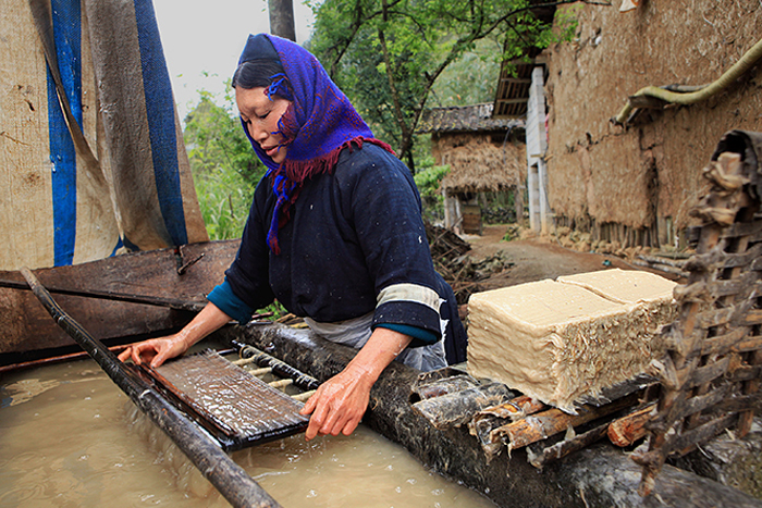 Make traditional paper of the Nùng An