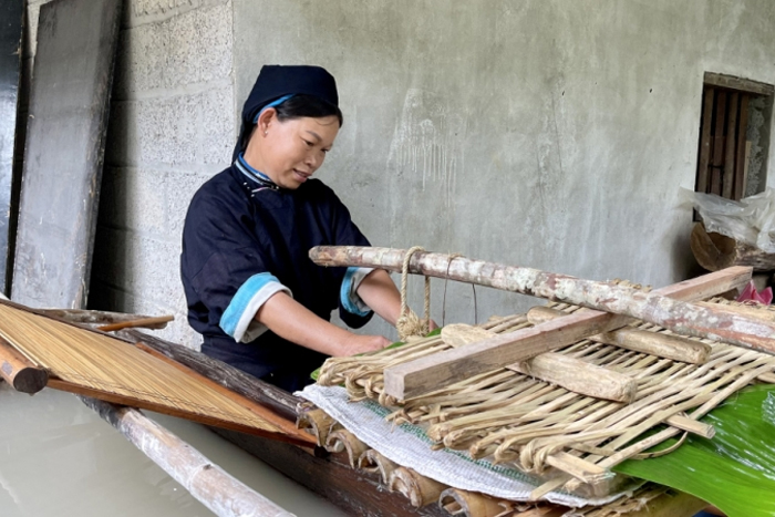 The unique methods of producing "bản" paper