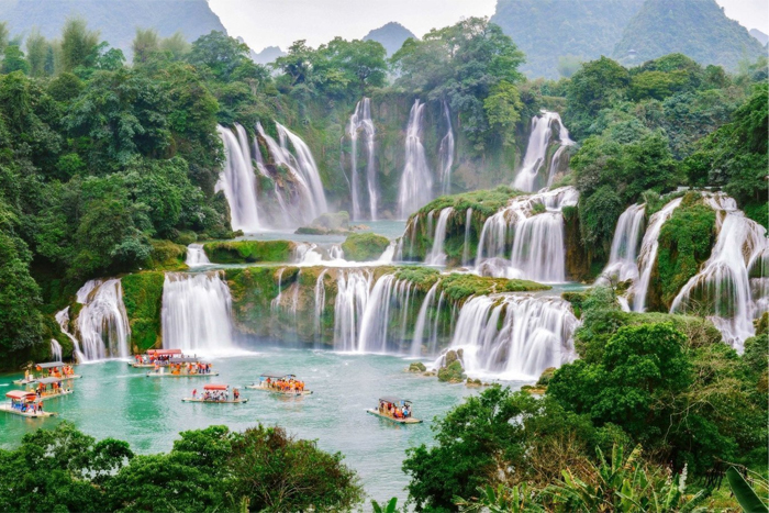 Ban Gioc boat excursion