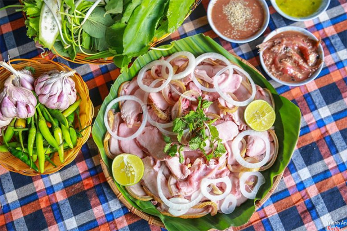 Cau Mong roasted veal - “Bê thui Cầu Mống”