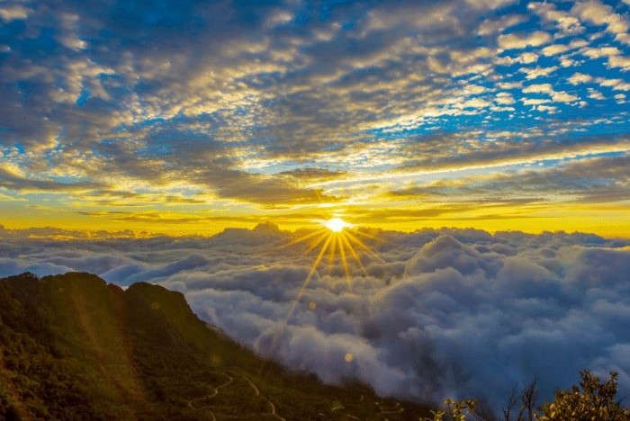 Dawn on Chieu Lau Thi peak