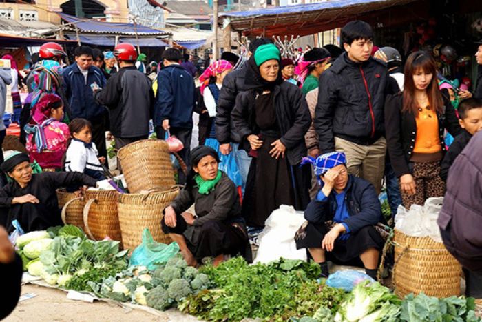 Agricultural products are the main items sold at the Dong Van Market