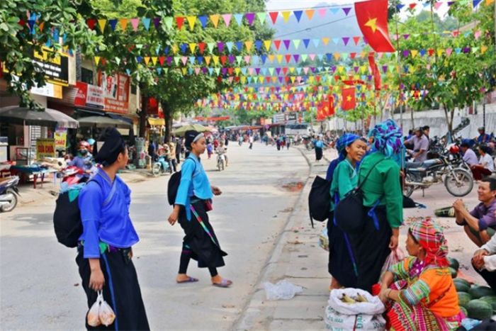 Hoang Su Phi Market stretches along the streets of Vinh Quang town