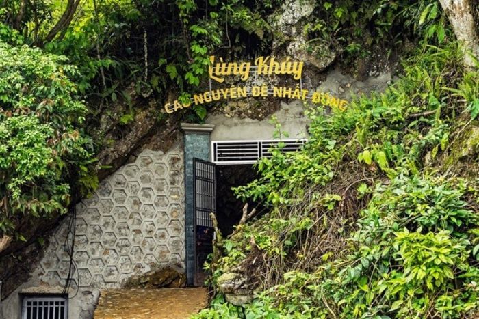 The entrance to Lung Khuy Cave is quite hidden